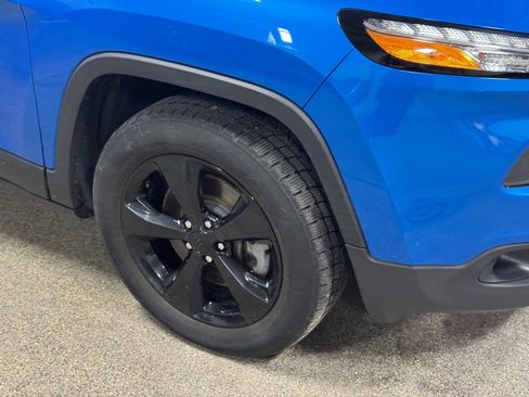 Used 2018 Jeep Cherokee Latitude w/ Altitude Package image 4