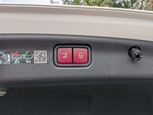 Used 2025 Mercedes-Benz C 300 Sedan image 14