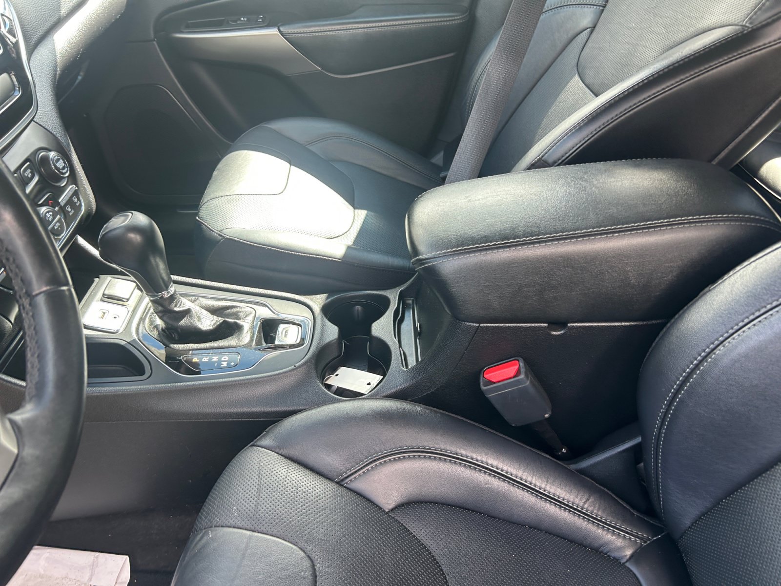 Used 2020 Jeep Cherokee Limited FWD image 15