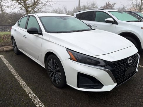 Used 2024 Nissan Altima 2.5 SV image 2