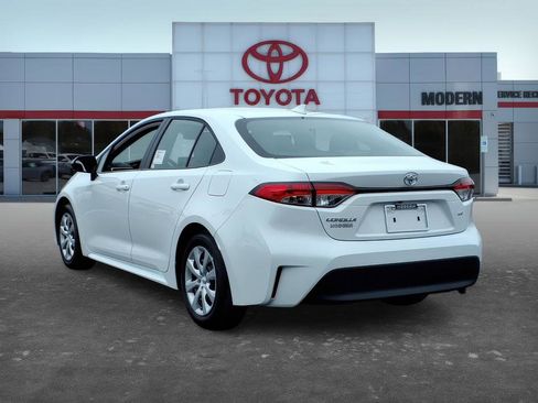 Used 2025 Toyota Corolla LE image 4