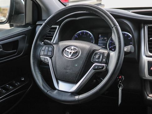 Used 2018 Toyota Highlander Plus FWD image 15
