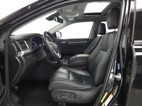 Used 2017 Toyota Highlander SE FWD image 4