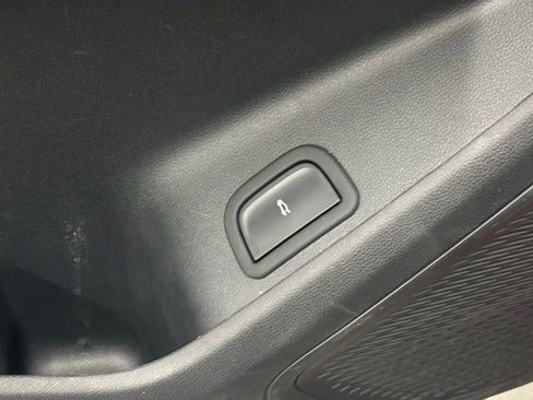 Used 2025 Chevrolet Traverse LT image 14