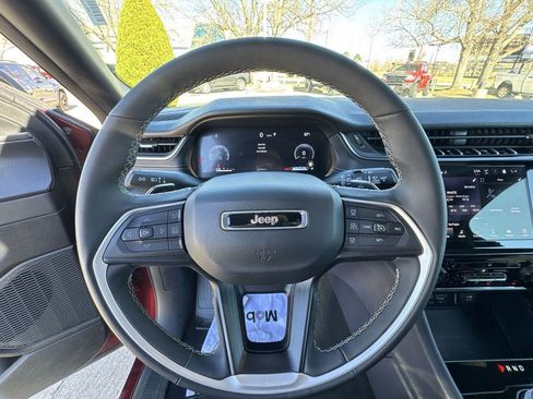 Used 2025 Jeep Grand Cherokee Altitude AWD/4WD image 14