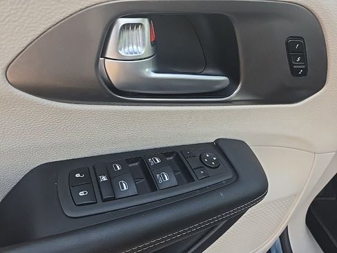 Used 2024 Chrysler Pacifica Select image 16