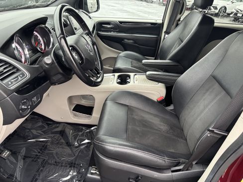 Used 2019 Dodge Grand Caravan SXT image 13