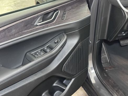 New 2025 Jeep Grand Cherokee Limited w/ Black Appearance Package image 18