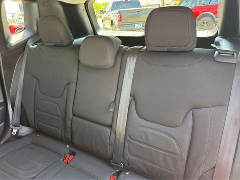 Used 2017 Jeep Renegade Altitude image 9