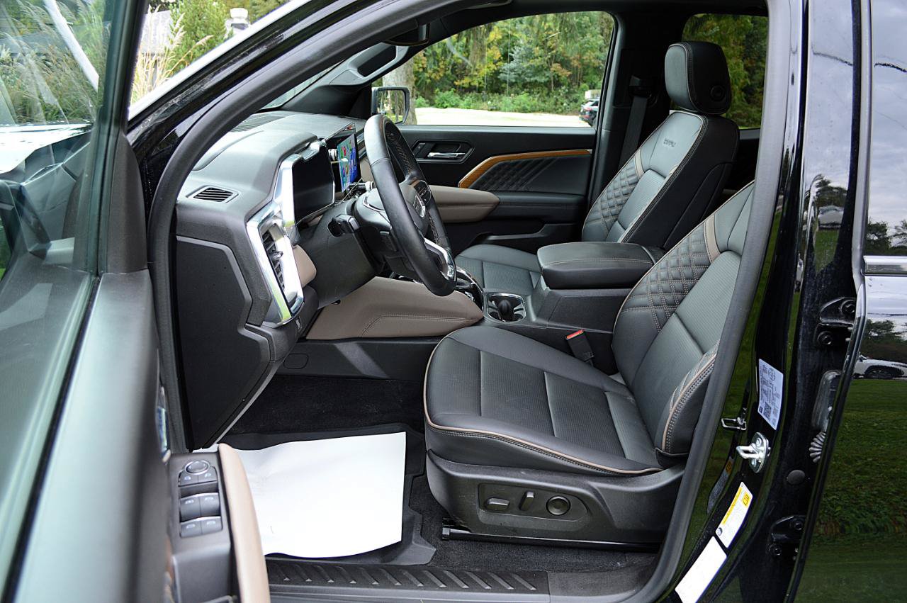 Used 2025 GMC Canyon Denali AWD/4WD image 13