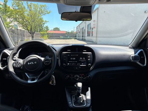 Used 2025 Kia Soul LX w/ LX Technology Package FWD image 32