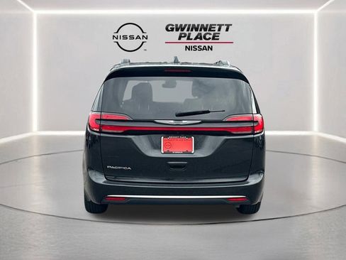 Used 2022 Chrysler Pacifica Touring-L image 6