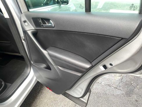 Used 2012 Volkswagen Tiguan SE image 30