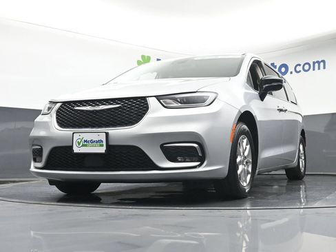 Used 2024 Chrysler Pacifica Touring-L FWD image 7