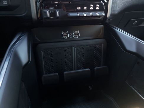 New 2025 RAM 2500 Laramie w/ Night Edition AWD/4WD image 31
