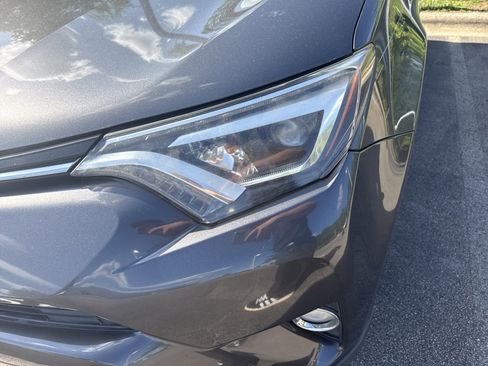 Used 2018 Toyota RAV4 Limited FWD image 12