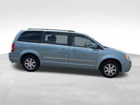Used 2010 Chrysler Town & Country Touring FWD image 4