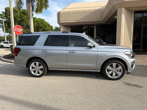 Used 2024 Ford Expedition Platinum AWD/4WD image 3