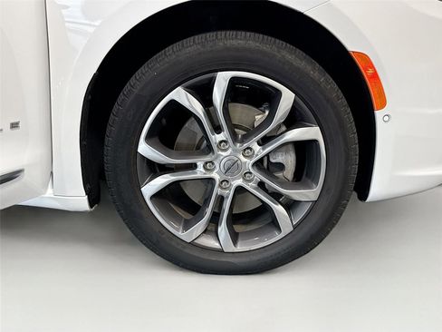 Used 2024 Chrysler Pacifica Pinnacle w/ Trailer Tow Group AWD/4WD image 39