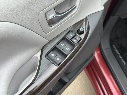Used 2020 Toyota Sienna XLE w/ XLE Navigation Package FWD image 15
