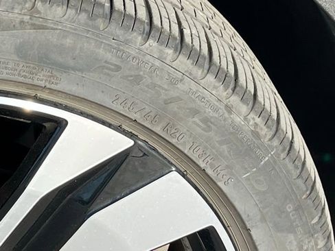 Used 2025 Volvo XC40 B5 Plus image 9