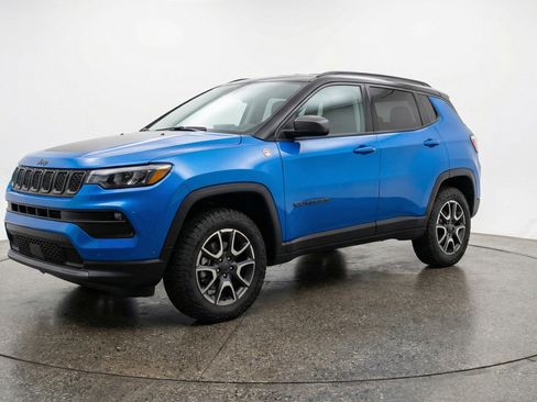 Used 2025 Jeep Compass Trailhawk image 3