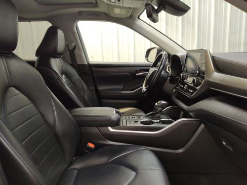 Used 2021 Toyota Highlander XLE AWD/4WD image 21