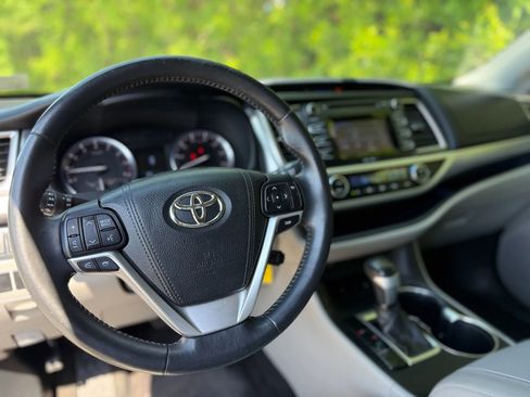Used 2015 Toyota Highlander Plus AWD/4WD image 38
