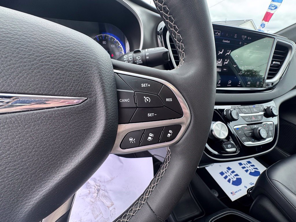 Used 2025 Chrysler Pacifica Select FWD image 15