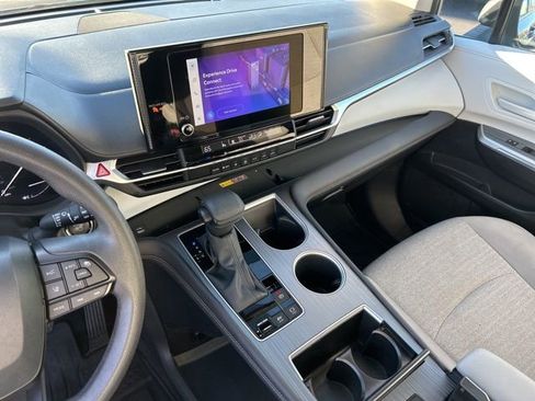 Used 2025 Toyota Sienna LE image 30