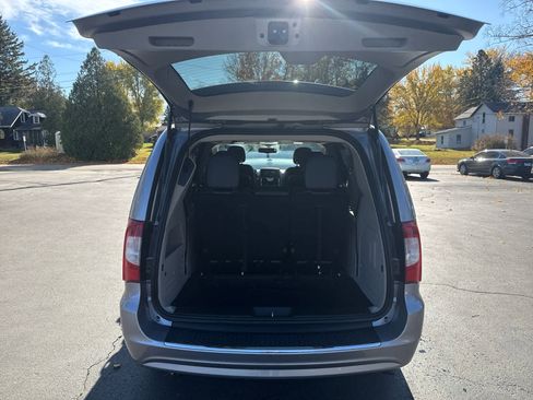 Used 2014 Chrysler Town & Country Touring image 17