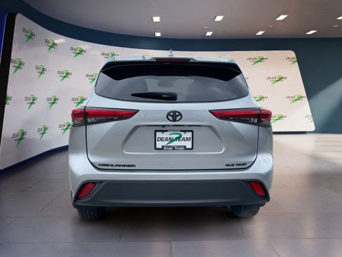 Used 2022 Toyota Highlander XLE AWD/4WD image 7