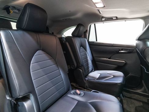 Used 2023 Toyota Highlander XLE AWD/4WD image 34
