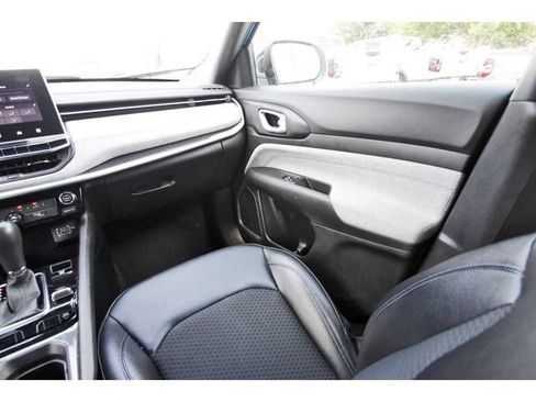Used 2024 Jeep Compass Latitude AWD/4WD image 9