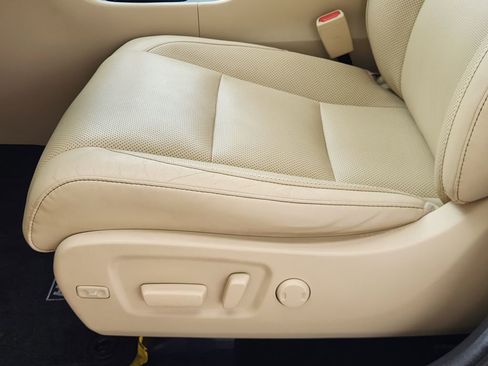 Used 2018 Toyota Highlander Limited FWD image 23