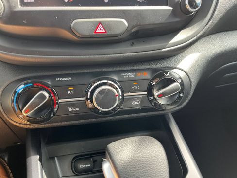 Used 2025 Kia Soul LX w/ LX Technology Package FWD image 23