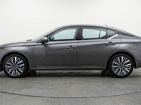 Used 2025 Nissan Altima 2.5 SV FWD image 5