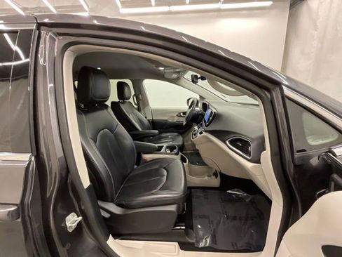 Used 2023 Chrysler Pacifica Touring-L FWD image 23