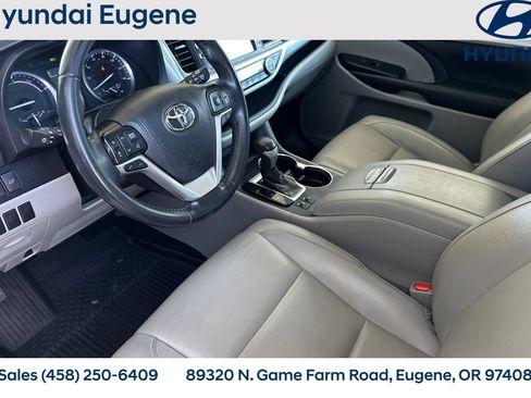 Used 2019 Toyota Highlander XLE AWD/4WD image 11