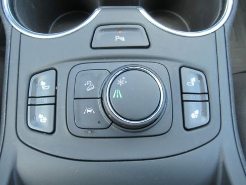Used 2024 GMC Terrain SLT w/ Tech Package FWD image 27