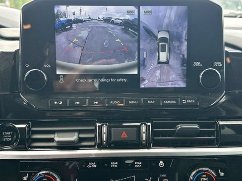Used 2025 Nissan Pathfinder SL FWD image 15