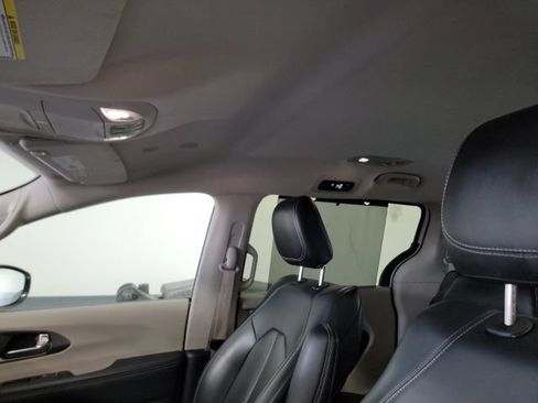 Used 2024 Chrysler Pacifica Touring-L FWD image 13