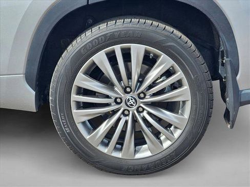 Used 2022 Toyota Highlander Platinum image 17