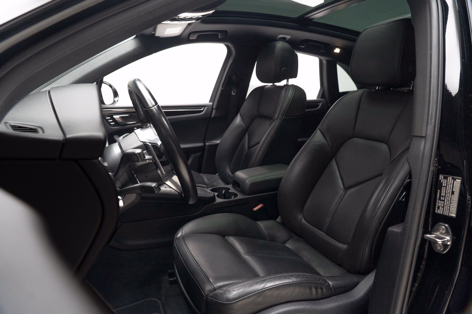 Used 2020 Porsche Macan AWD/4WD image 3