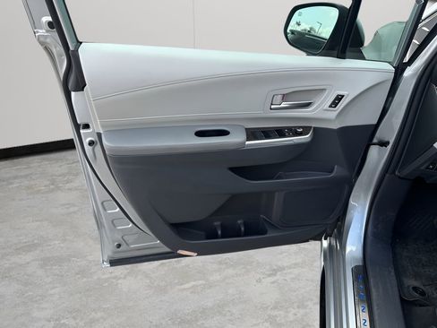 Used 2021 Toyota Sienna Limited image 24