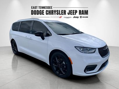 New 2026 Chrysler Pacifica Limited w/ Uconnect Theater Family Group