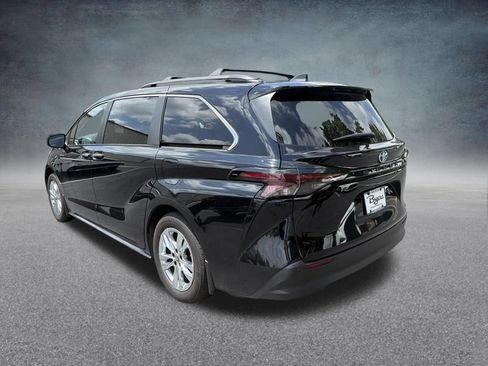 Used 2024 Toyota Sienna XLE w/ XLE Plus Package FWD image 8