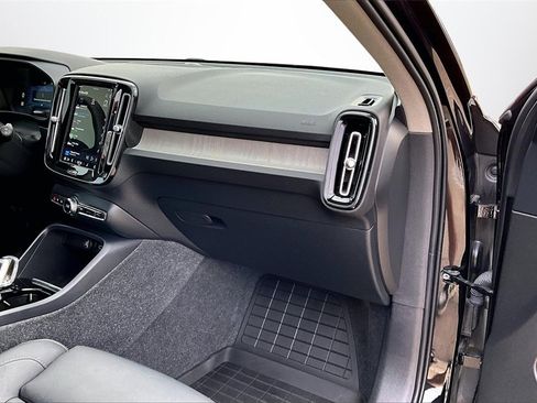 Used 2024 Volvo XC40 B5 Ultimate w/ Protection Package Premier image 22