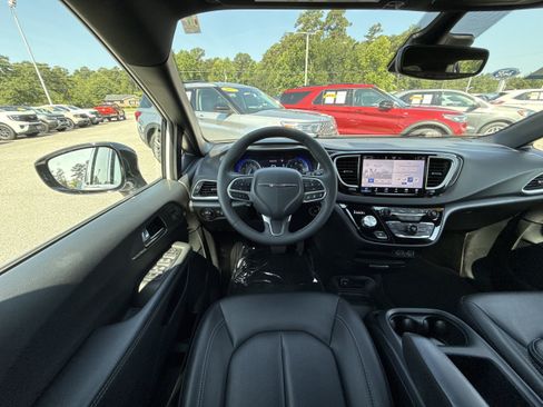 Used 2025 Chrysler Pacifica Select FWD image 13
