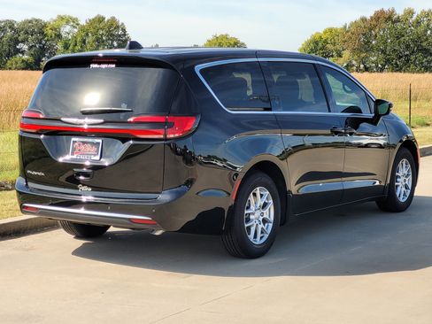 New 2025 Chrysler Pacifica Select image 3